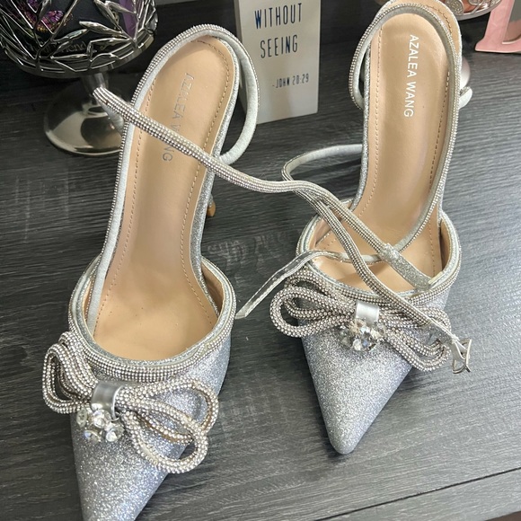 Woman’s Lap Up Silver Akira Heels - Picture 4 of 4